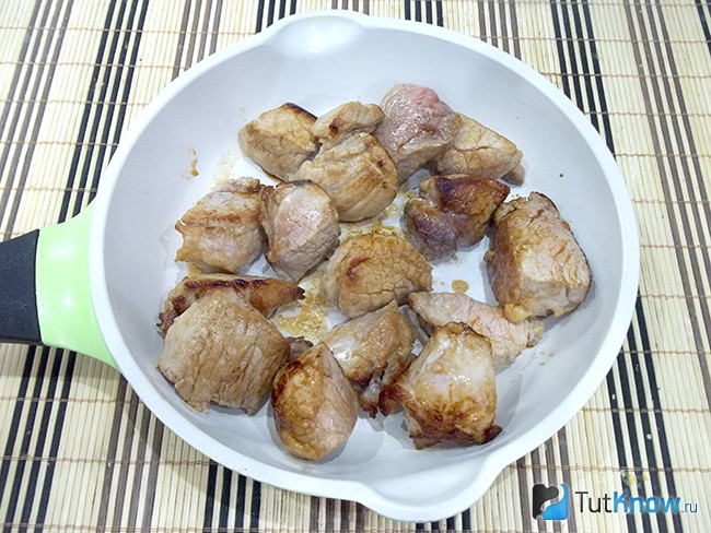 Мясо жарится в сковороде