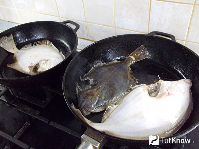 Камбала жарится на сковороде