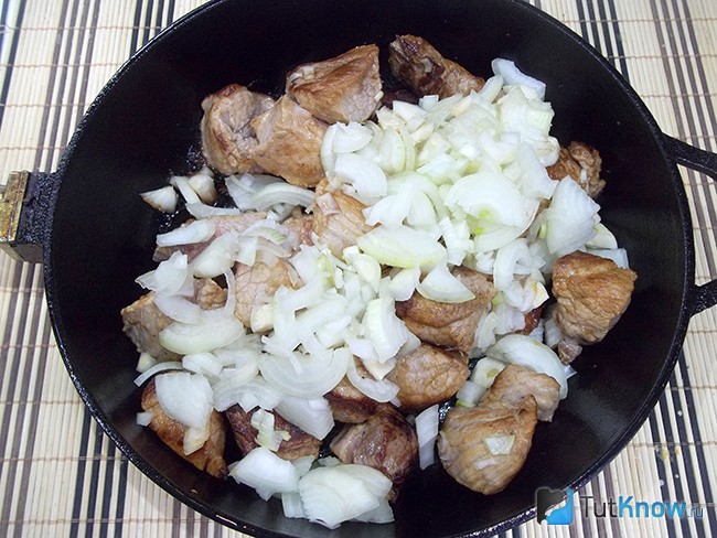 К мясу добавлен лук
