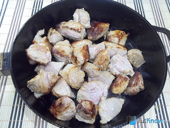 Мясо жарится на сковороде
