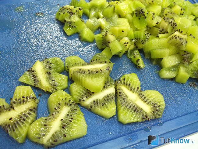Киви очищено и нарезано кусочками