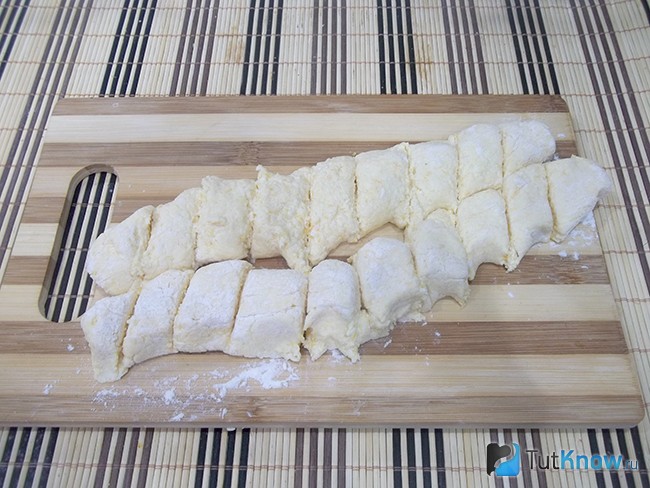 Тесто нарезано порционными кусочками