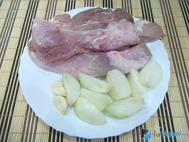 Мясо и лук нарезаны