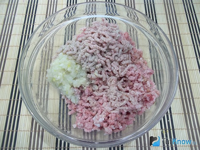 Мясо и лук перекручены