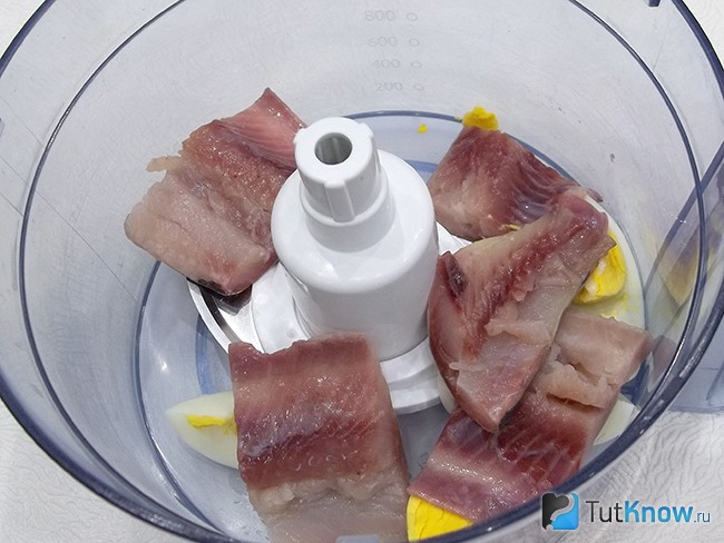 Селедка и яйца опущены в кухонный комбайн