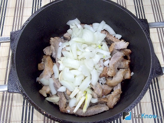 К мясу добавлен лук