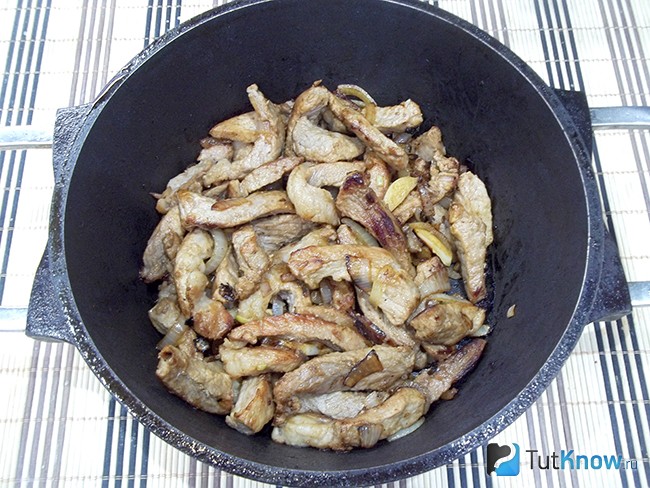 Мясо с луком жарятся