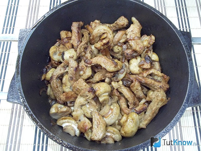 Мясо и грибами жарится