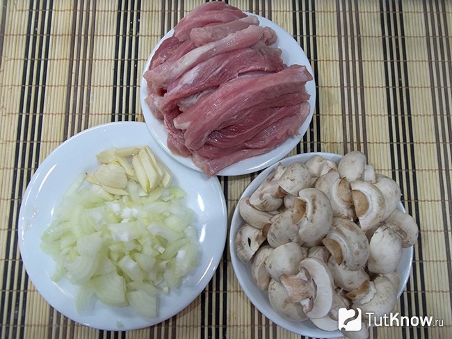 Мясо, лук и грибы нарезаны кусочками
