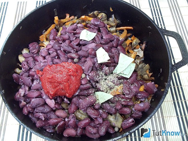 К продуктам добавлена фасоль, томат и специи