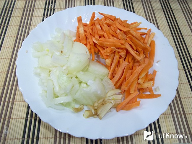 Морковь и лук нарезаны