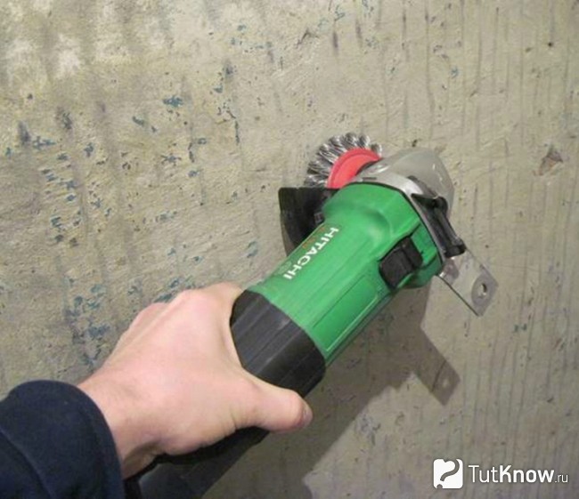 Очистка бетонной стены от краски электроинструментом