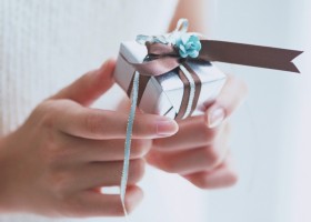 Как сделать подарок своими руками?