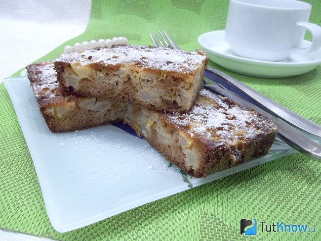 Готовый манник с яблоками