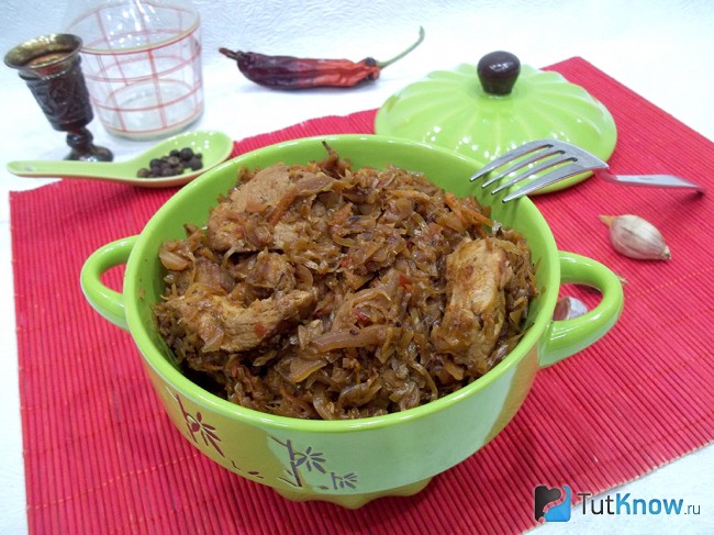 Готовое тушеное мясо с тыквой и капустой