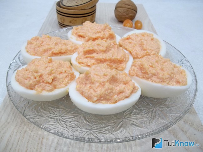 Готовый яйца, фаршированные икрой мойвы