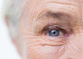 Ученые рассказали, почему образуются глубокие морщины вокруг глаз