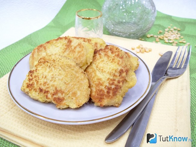 Готовые гороховые драники