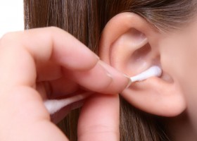 Как в домашних условиях убрать пробку из уха?