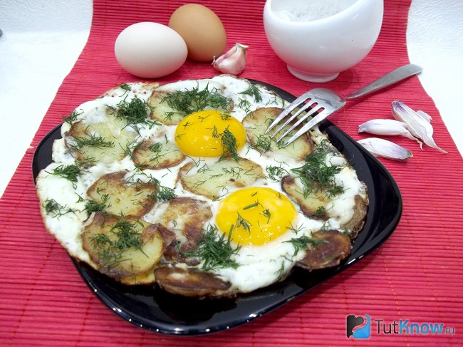 Готовая яичница с жареным молодым картофелем