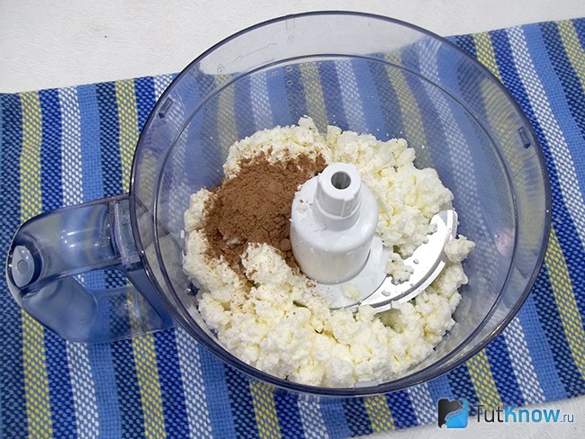 Творог и какао опущены в кухонный комбайн