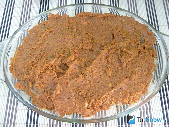 Овощное пюре выложено на рыбу