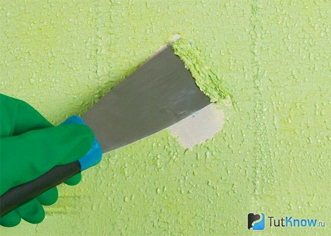 Снятие краски со стен шпателем