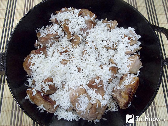 Рис добавлен в сковороду к мясу