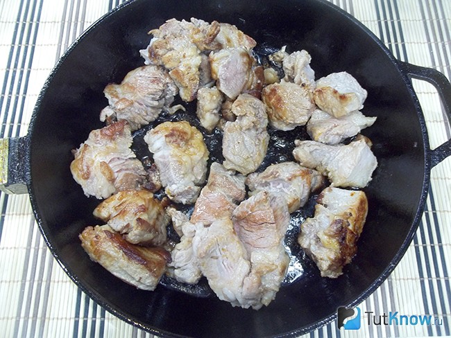 Мясо жарится в сковороде