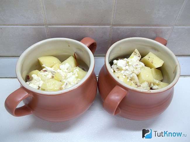 Продукты залиты сметано-чесночным соусом