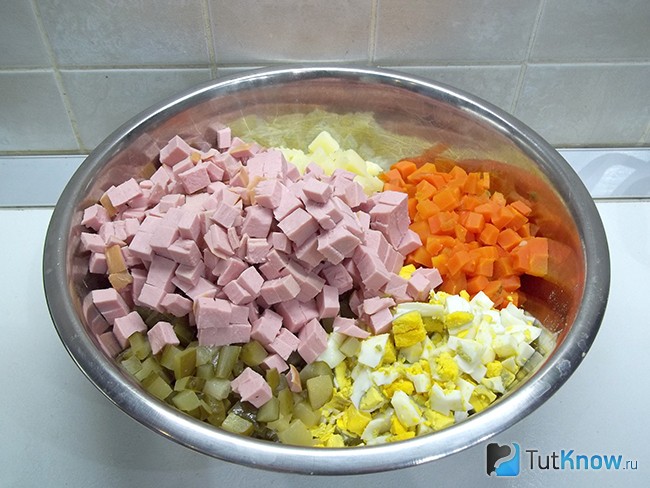 Докторская колбаса нарезана кубиками