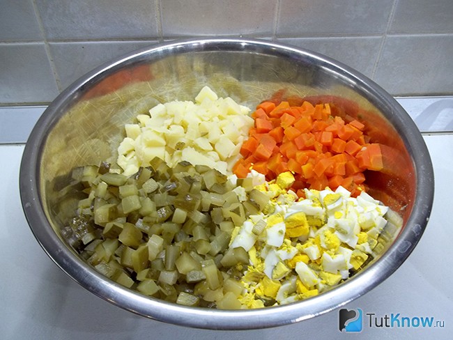 Соленые огурцы нарезаны кубиками