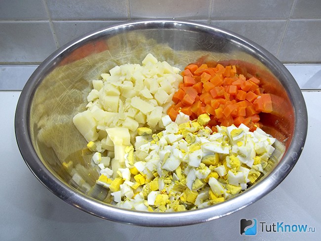 Яйца нарезаны кубиками