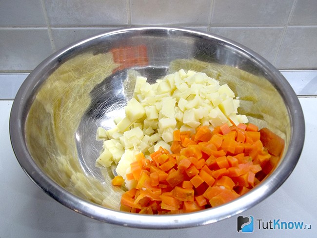 Морковь нарезана кубиками