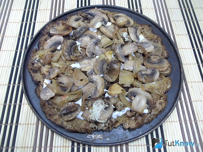 На печеночный корж выложена начинка