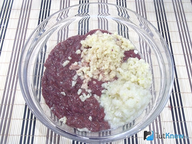 Печень, лук, картофель и чеснок перекручены на мясорубке