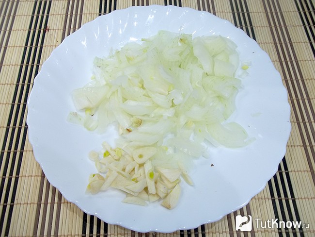 Лук и чеснок нарезаны соломкой