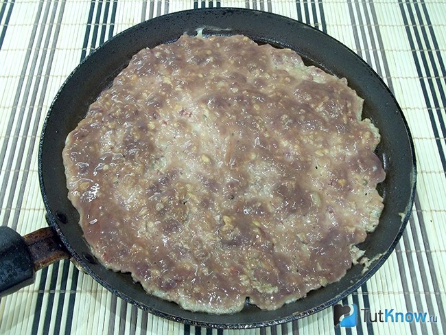 Печеночный блинчик печется на сковороде