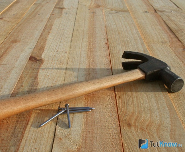 Молоток и гвозди для устройства деревянного пола