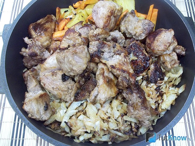 Капуста прожарена и добавлены к ней овощи и мясо