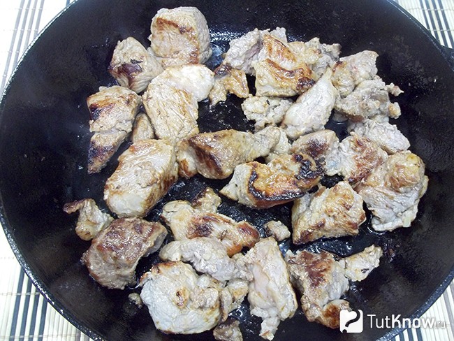 Мясо жарится в сковороде