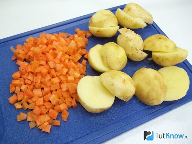 Картофель и морковь очищены и нарезана