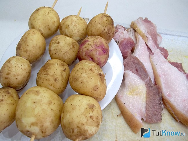 Картофель вымыт и нанизан на шпажки