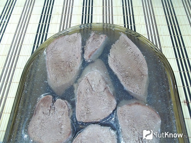 Язык залит бульоном
