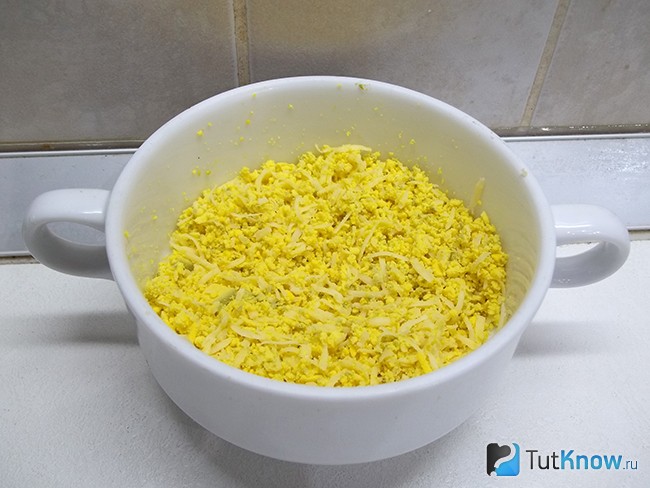 Желток перемешан с сыром