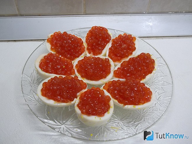 Белки заполнены красной икрой