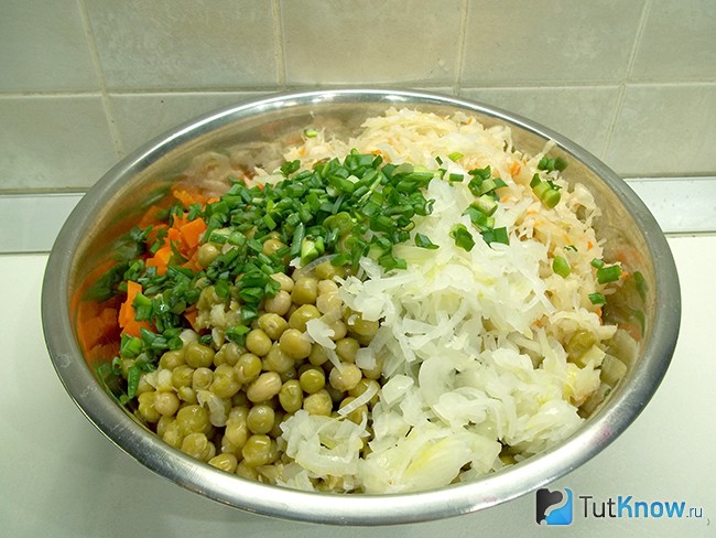 К продуктам добавлен маринованный лук и зеленый