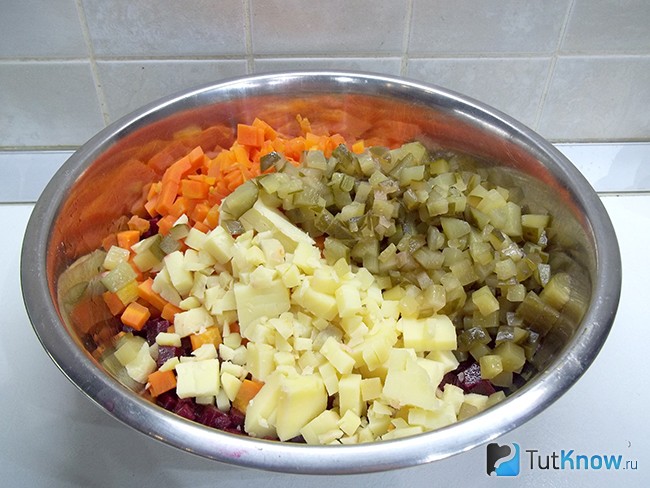 Огурцы нарезаны кубиками