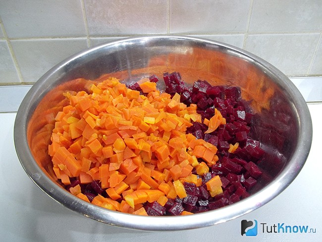 Морковь очищена и нарезана кубиками