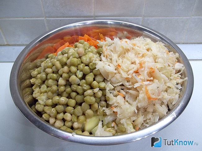 К продуктам добавлена квашеная капуста и горошек